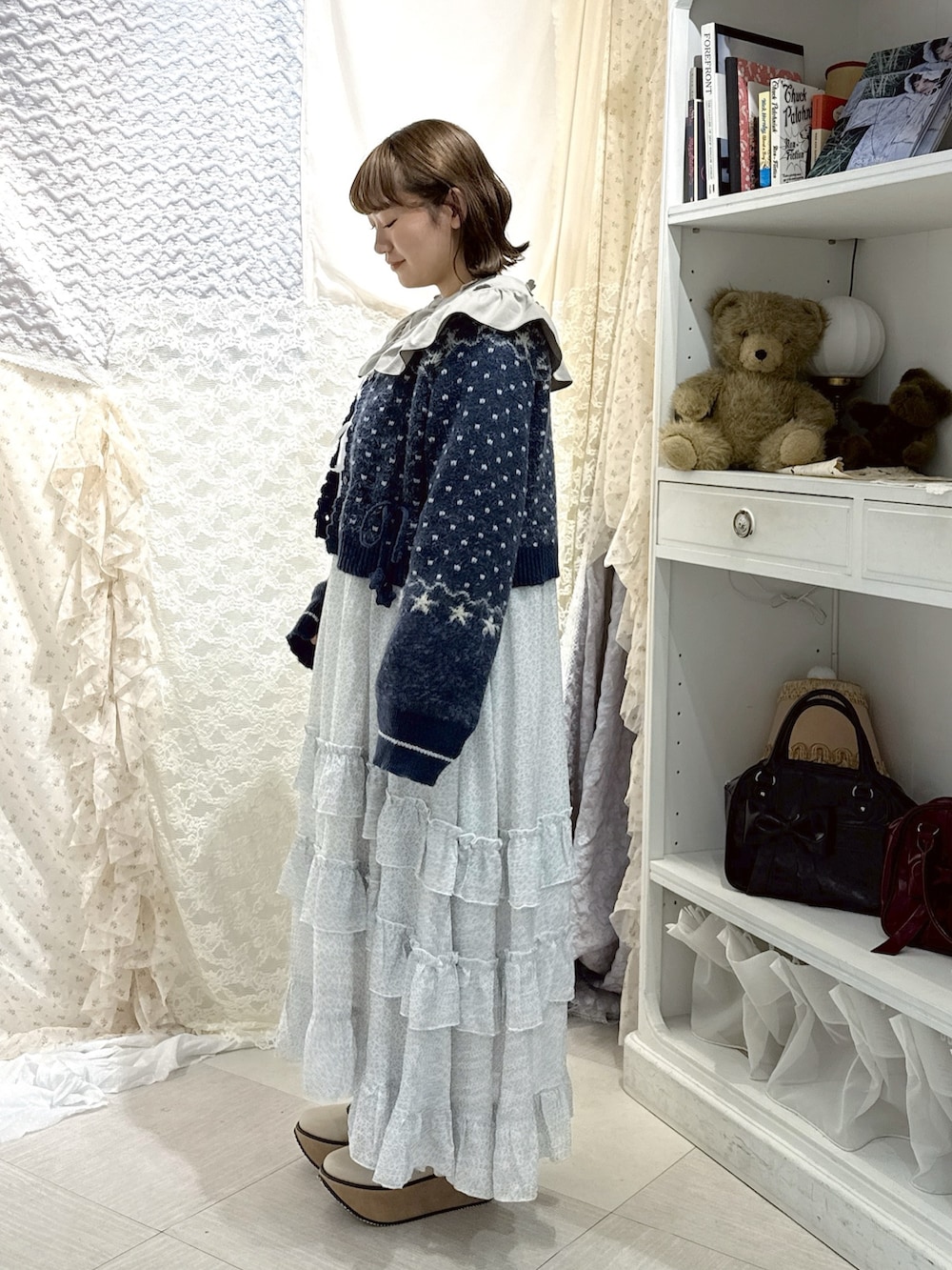 ブルー系のカーディガン/ボレロ、グレー系のシャツ/ブラウス、ブルー系のワンピースを着用したレディースの秋コーディネートの3枚目の写真