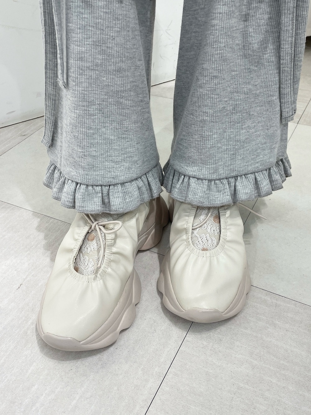 ホワイト系のTシャツ/カットソー、ホワイト系のTシャツ/カットソー、グレー系のスウェットパンツを着用したレディースの夏コーディネートの8枚目の写真