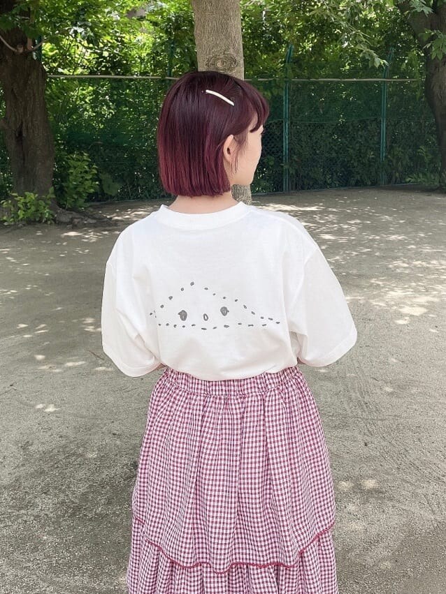 ホワイト系のサンダル、レッド系のスカート、ホワイト系のTシャツ/カットソーを着用したレディースの夏コーディネートの6枚目の写真