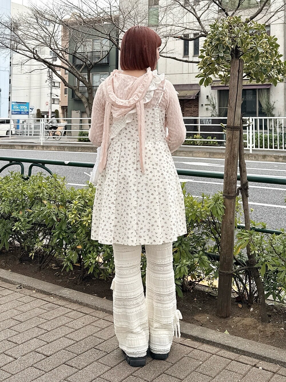 ホワイト系のローファー、ホワイト系のワンピース、ピンク系のTシャツ/カットソーを着用したレディースの春コーディネートの3枚目の写真