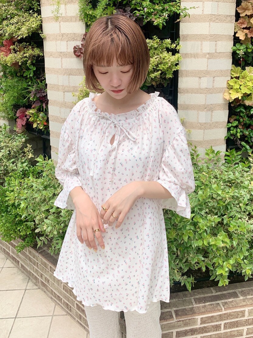 ベージュ系のパンプス、ホワイト系のその他パンツ、ホワイト系のTシャツ/カットソーを着用したレディースの夏コーディネートの4枚目の写真