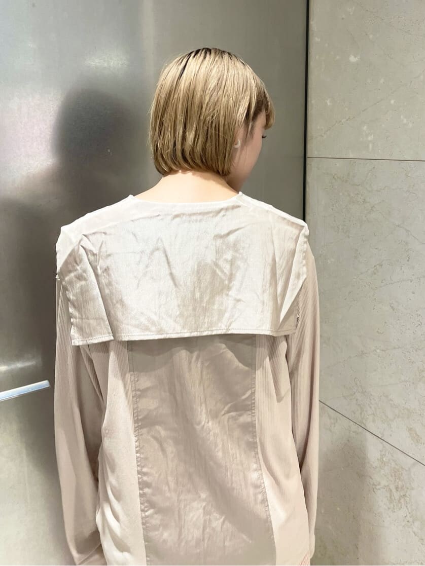 オレンジ系のその他パンツ、ベージュ系のパンプス、ベージュ系のTシャツ/カットソーを着用したレディースの夏コーディネートの5枚目の写真