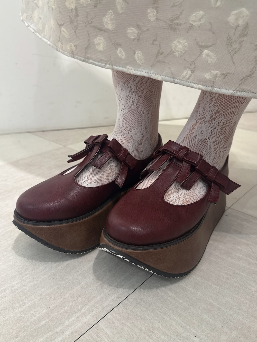 ベージュ系のシャツ/ブラウス、ホワイト系のワンピース、ブラウン系のハンドバッグを着用したレディースの夏コーディネートの8枚目の写真
