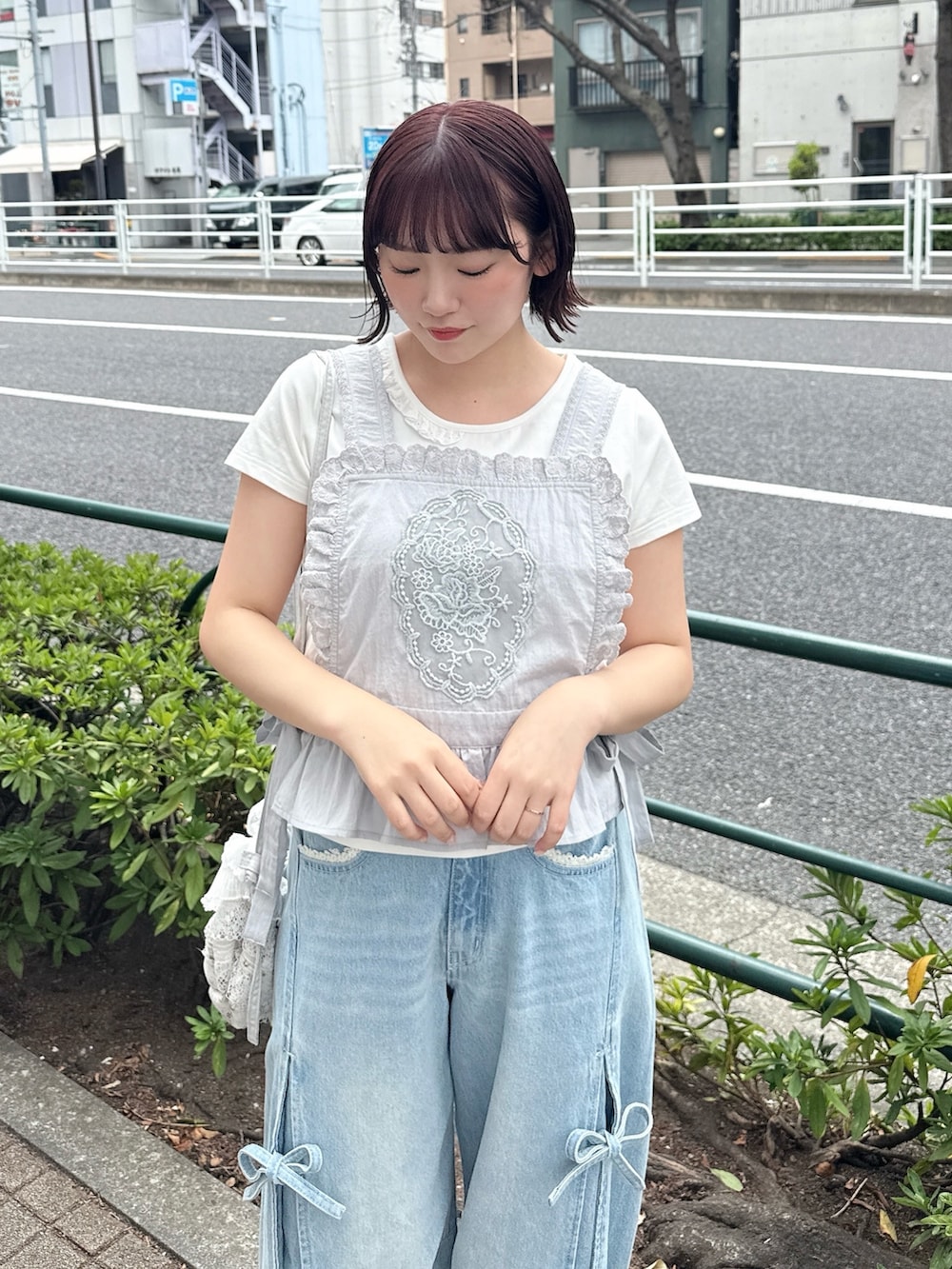 ブルー系のショルダーバッグ、ブルー系のシャツ/ブラウス、ホワイト系のTシャツ/カットソーを着用したレディースの春コーディネートの3枚目の写真