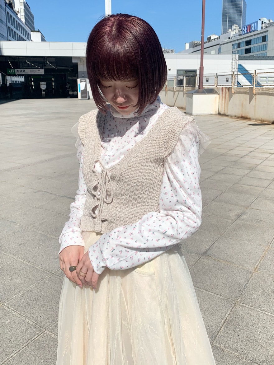 ホワイト系のその他シューズ、ホワイト系のニット/セーターを着用したレディースの春コーディネートの3枚目の写真