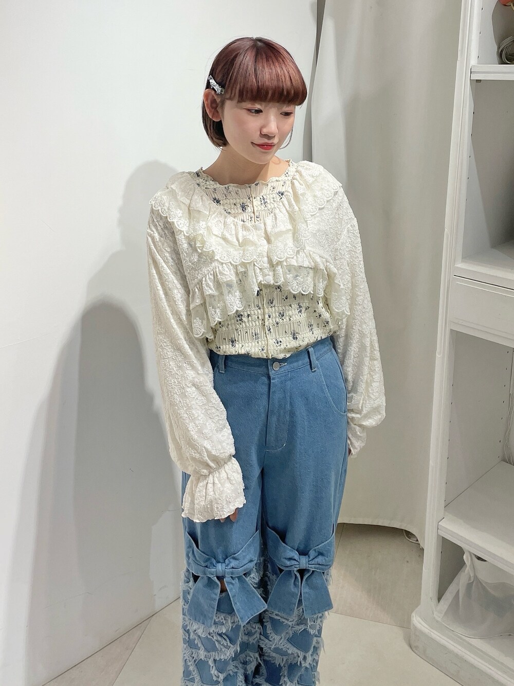 ホワイト系のシャツ/ブラウス、ホワイト系のTシャツ/カットソー、ブルー系のデニムパンツを着用したレディースの春コーディネートの5枚目の写真