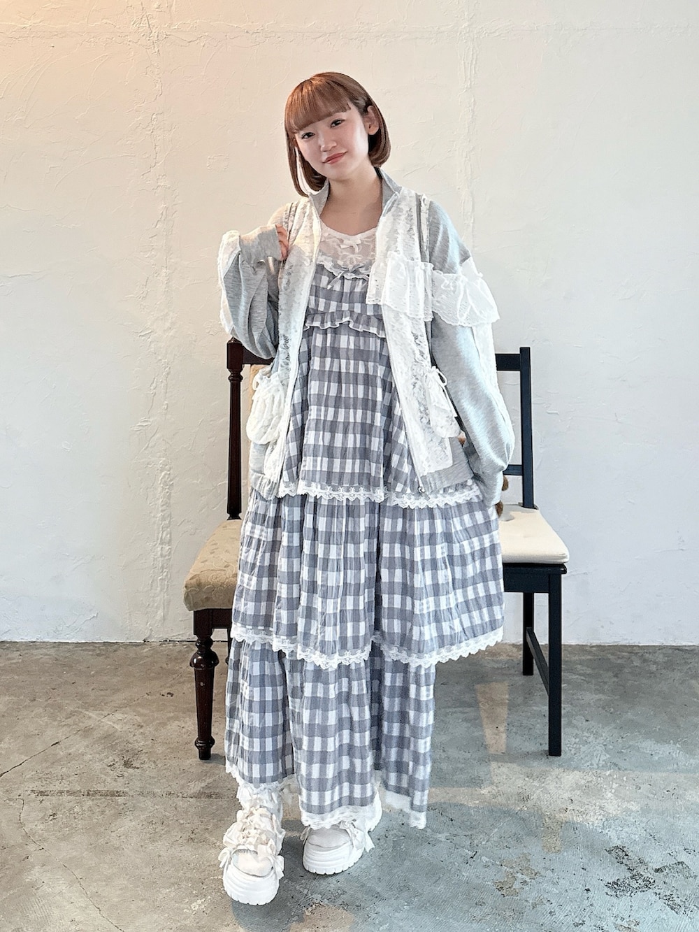 ブルー系のバックパック/リュック、グレー系のワンピース、ホワイト系のサンダルを着用したレディースの春コーディネートの3枚目の写真