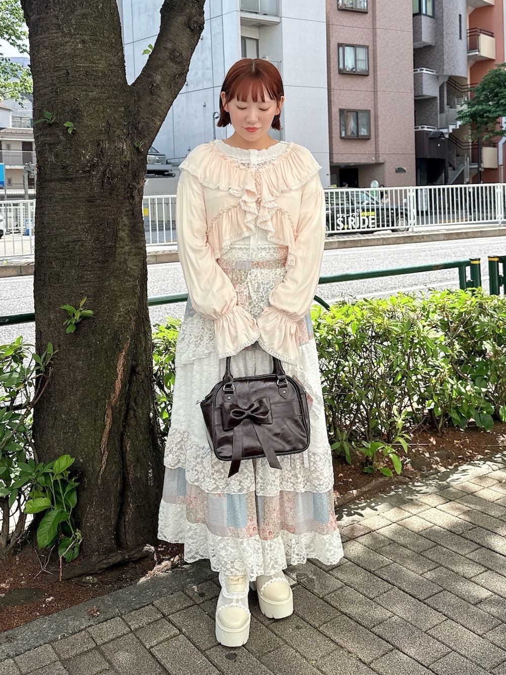 ホワイト系のTシャツ/カットソー、ピンク系のカーディガン/ボレロ、ピンク系のスカートを着用したレディースの夏コーディネートの2枚目の写真