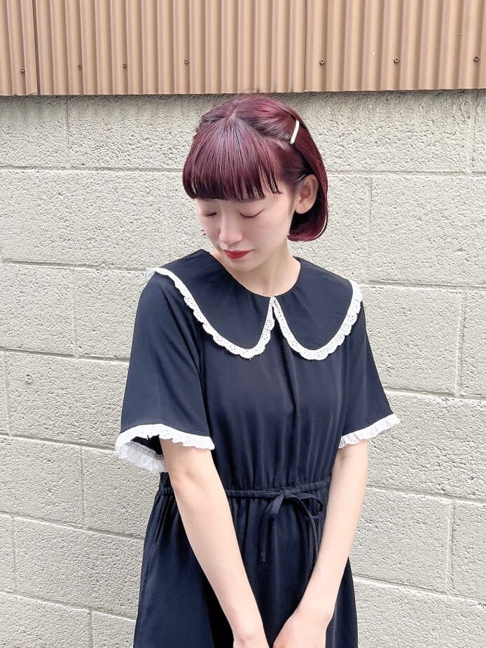 ブラック系のサンダル、ブラック系のワンピースを着用したレディースの夏コーディネートの3枚目の写真