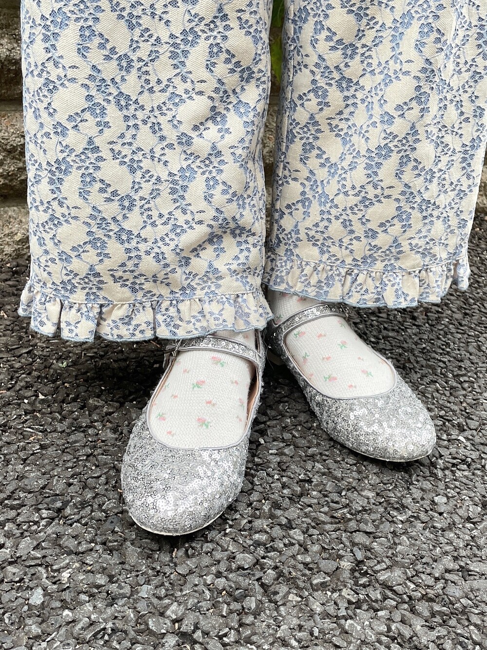 ホワイト系のワンピース、ブルー系のその他パンツ、ホワイト系のトートバッグを着用したレディースの冬コーディネートの10枚目の写真