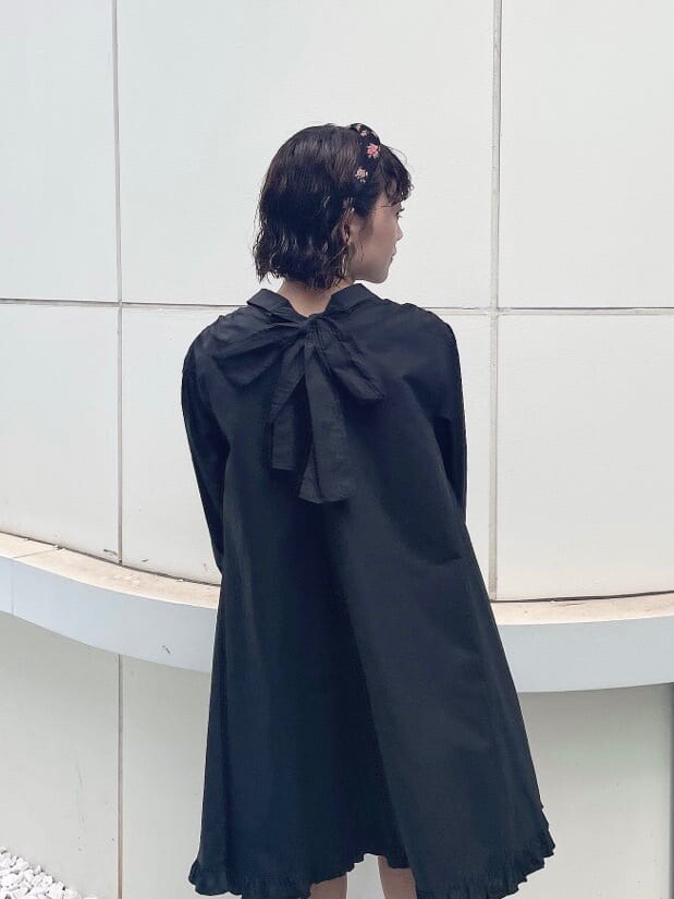 ブラック系のブーツ、ブラック系のワンピース、ブラック系のカチューシャを着用したレディースの夏コーディネートの6枚目の写真