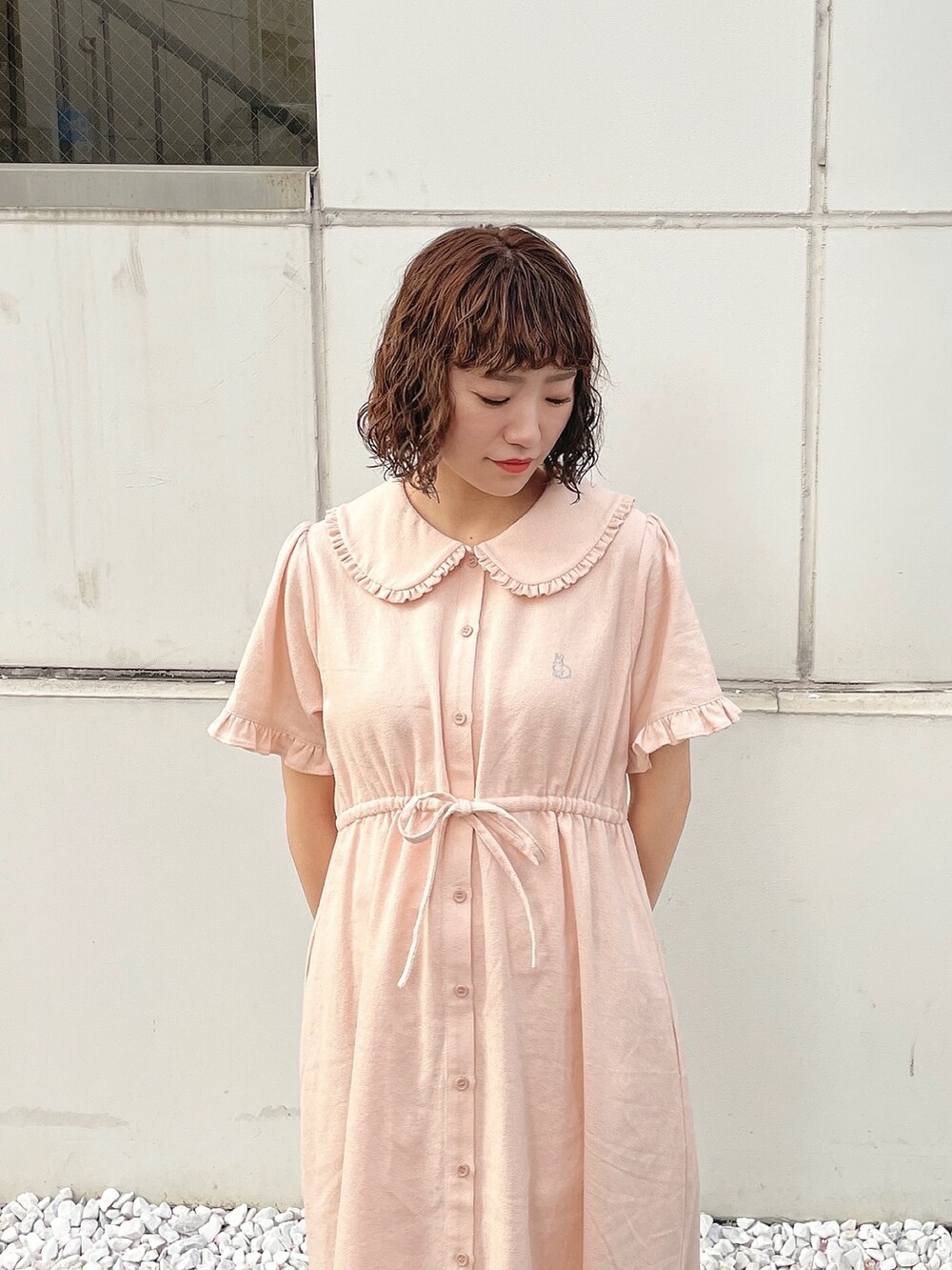 ベージュ系のシャツ/ブラウス、ピンク系のワンピース、ホワイト系のサンダルを着用したレディースの春コーディネートの5枚目の写真