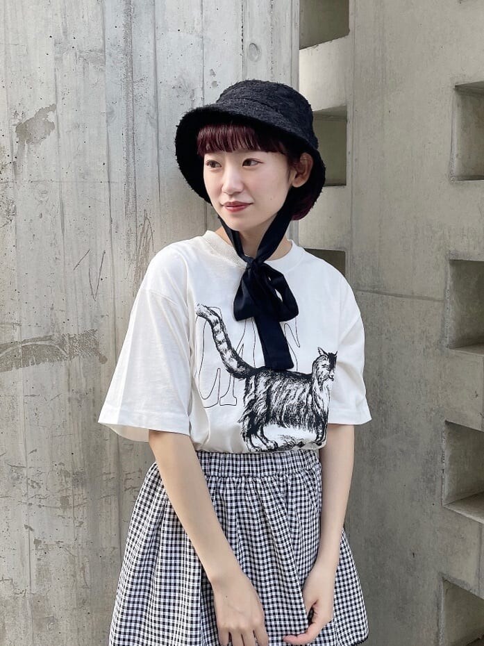 ホワイト系のドレスシューズ、ブラック系のスカート、ホワイト系のTシャツ/カットソーを着用したレディースの夏コーディネートの3枚目の写真