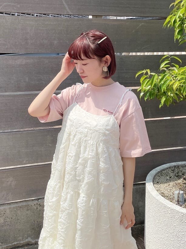 ピンク系のTシャツ/カットソー、ベージュ系のパンプス、パープル系のトートバッグを着用したレディースの夏コーディネートの4枚目の写真