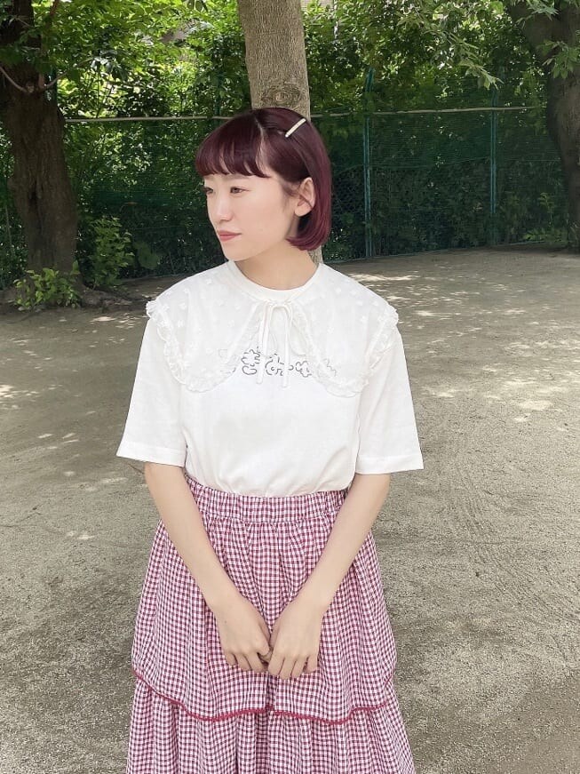 ホワイト系のサンダル、レッド系のスカート、ホワイト系のTシャツ/カットソーを着用したレディースの夏コーディネートの4枚目の写真