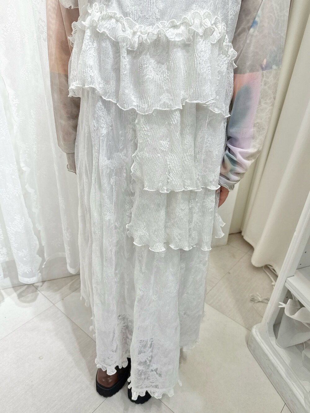 ピンク系のTシャツ/カットソー、ホワイト系のワンピース、ブラウン系のブーツを着用したレディースの夏コーディネートの6枚目の写真