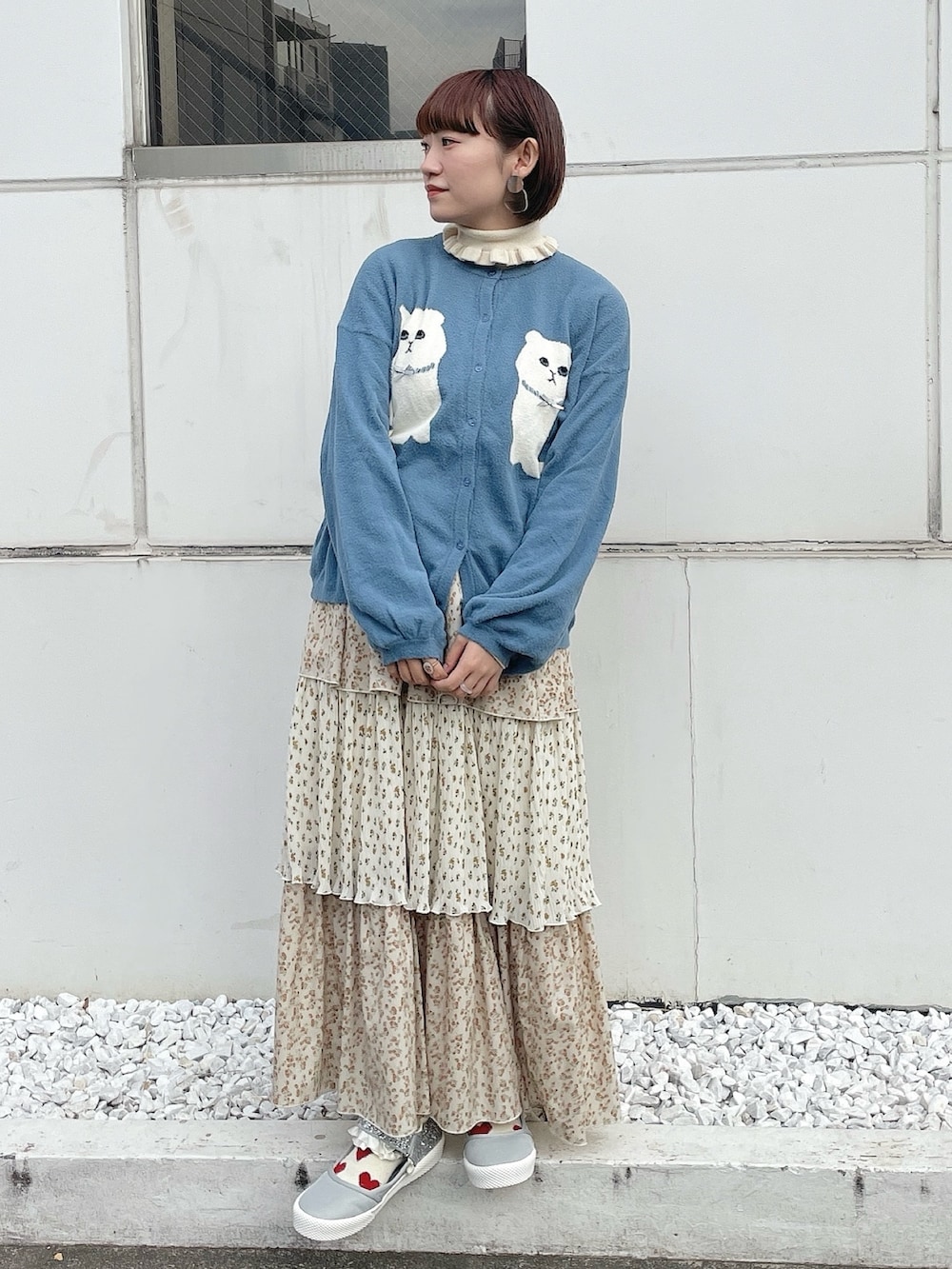 ホワイト系のダウンジャケット/コート、ブルー系のカーディガン/ボレロ、ホワイト系のニット/セーターを着用したレディースの冬コーディネートの7枚目の写真