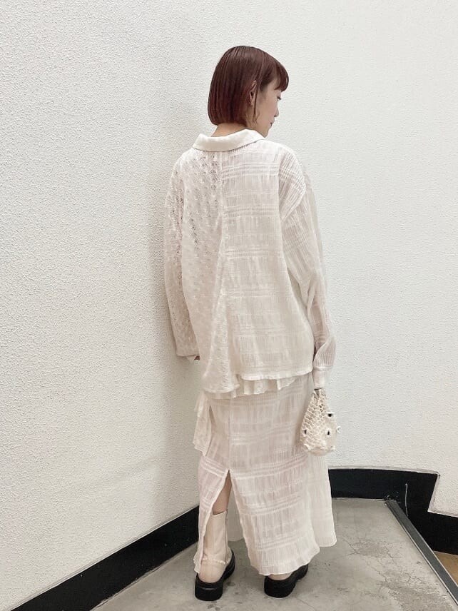 ホワイト系のシャツ/ブラウス、ホワイト系のスカート、ホワイト系のブーツを着用したレディースの夏コーディネートの4枚目の写真