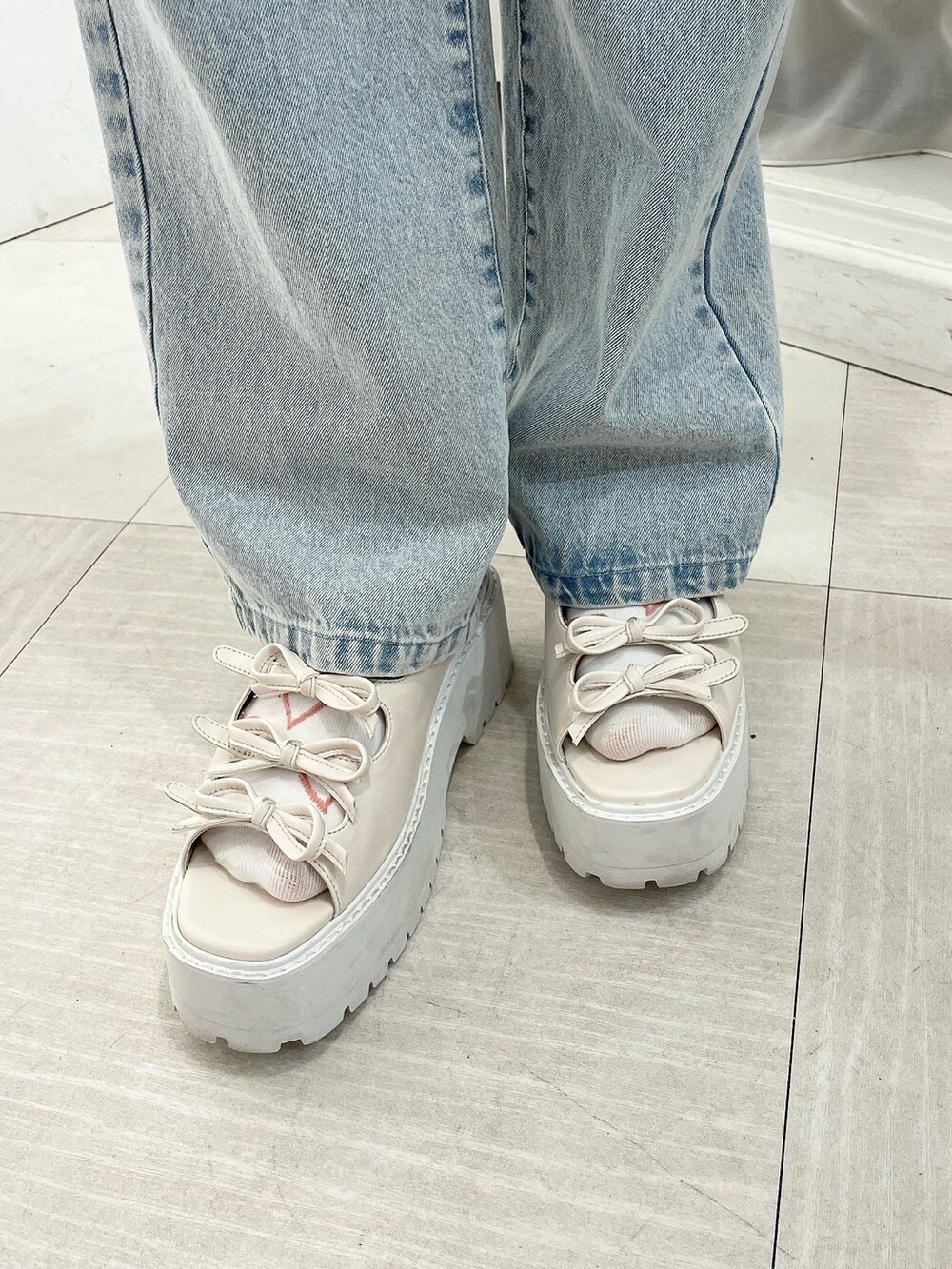 ブルー系のデニムパンツ、ホワイト系のシャツ/ブラウス、ピンク系のTシャツ/カットソーを着用したレディースの春コーディネートの8枚目の写真