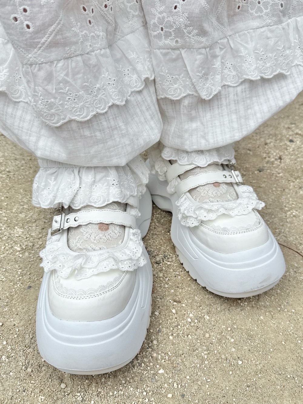 ピンク系のTシャツ/カットソー、ホワイト系のかごバッグ、ホワイト系のスニーカーを着用したレディースの春コーディネートの9枚目の写真