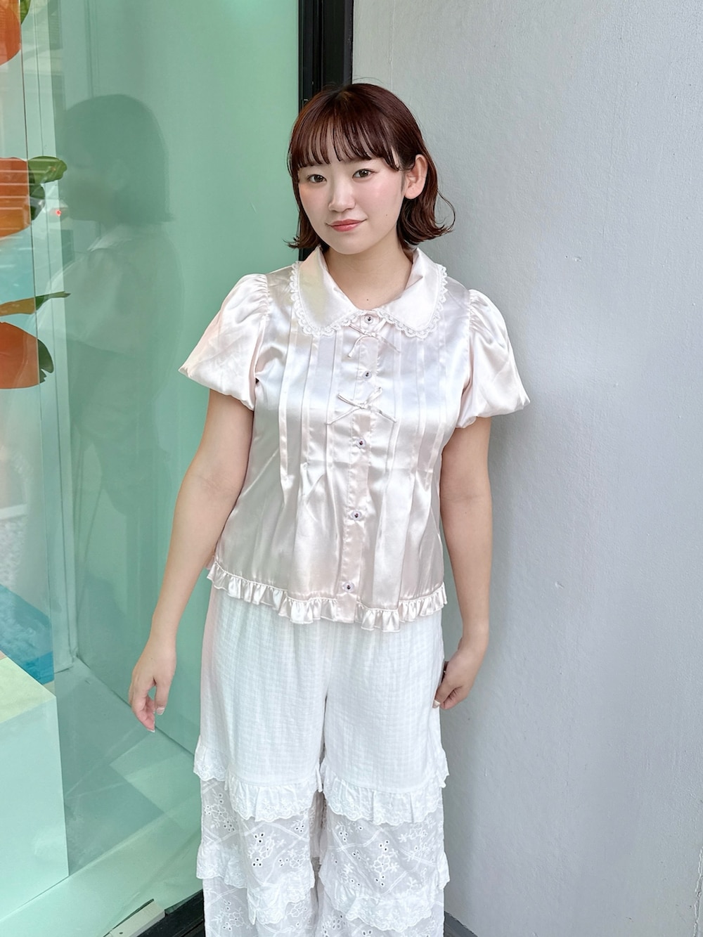 ピンク系のシャツ/ブラウス、ピンク系のバレエシューズ、ホワイト系のその他パンツを着用したレディースの冬コーディネートの4枚目の写真