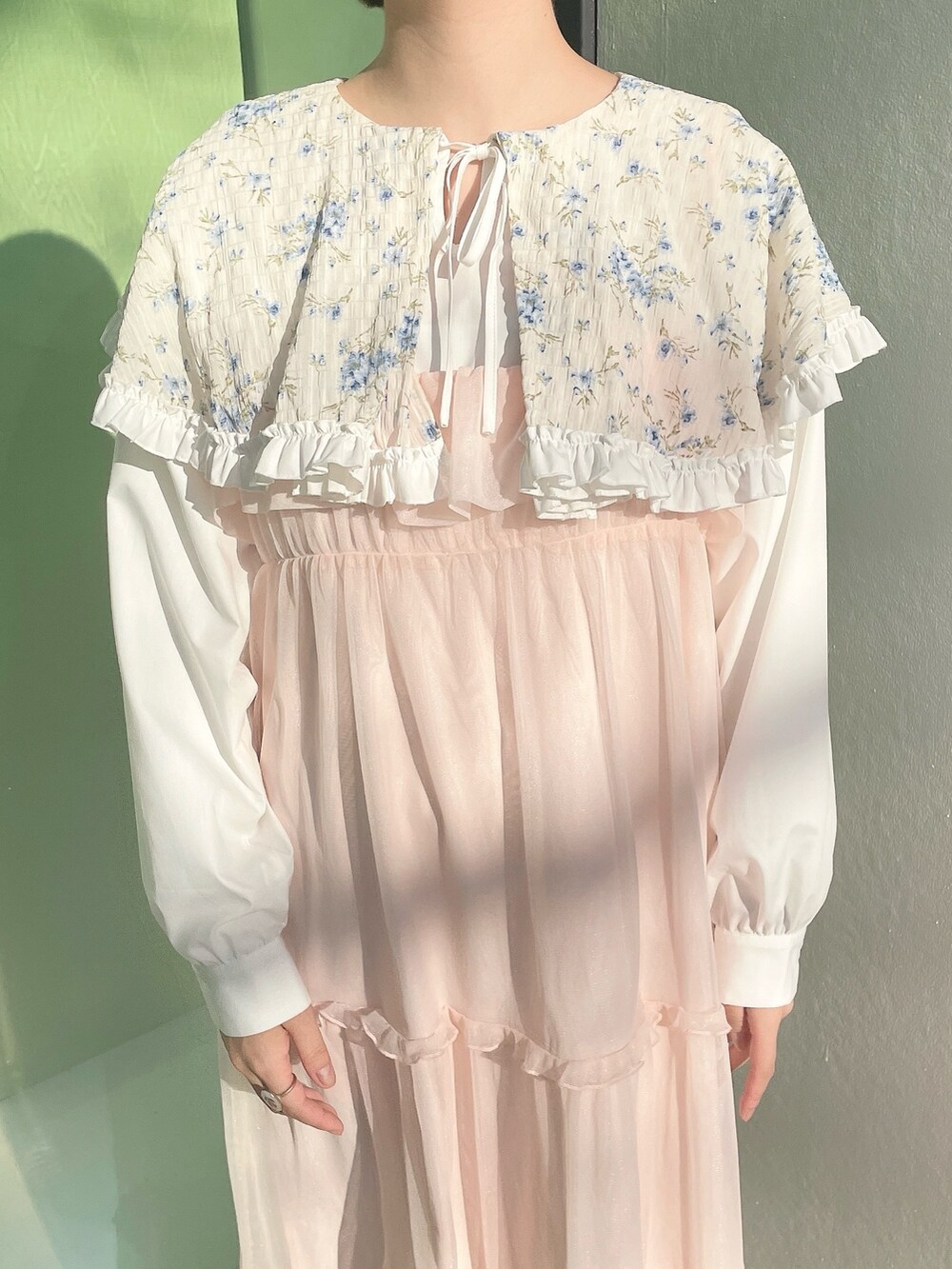 ブルー系のシャツ/ブラウス、ピンク系のワンピース、ホワイト系のパンプスを着用したレディースの春コーディネートの5枚目の写真