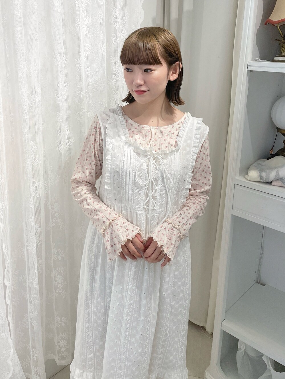 ピンク系のTシャツ/カットソー、ホワイト系のワンピース、ベージュ系のサンダルを着用したレディースの冬コーディネートの3枚目の写真
