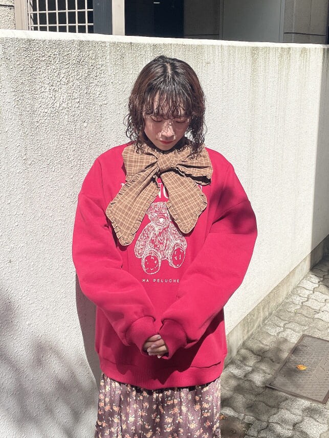 ブラウン系のスカート、ベージュ系のシャツ/ブラウス、レッド系のTシャツ/カットソーを着用したレディースの秋コーディネートの5枚目の写真