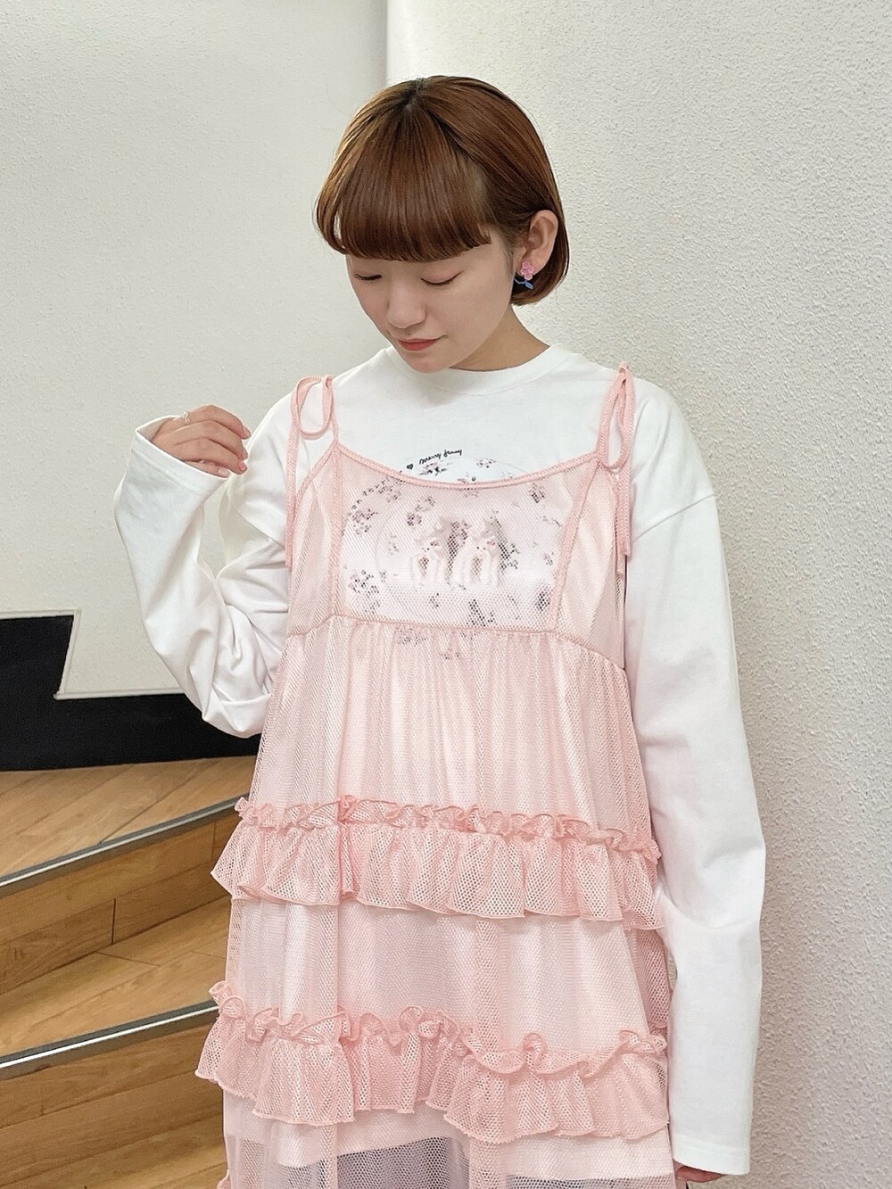 ホワイト系のTシャツ/カットソー、ピンク系のワンピース、ブルー系のデニムパンツを着用したレディースの春コーディネートの3枚目の写真