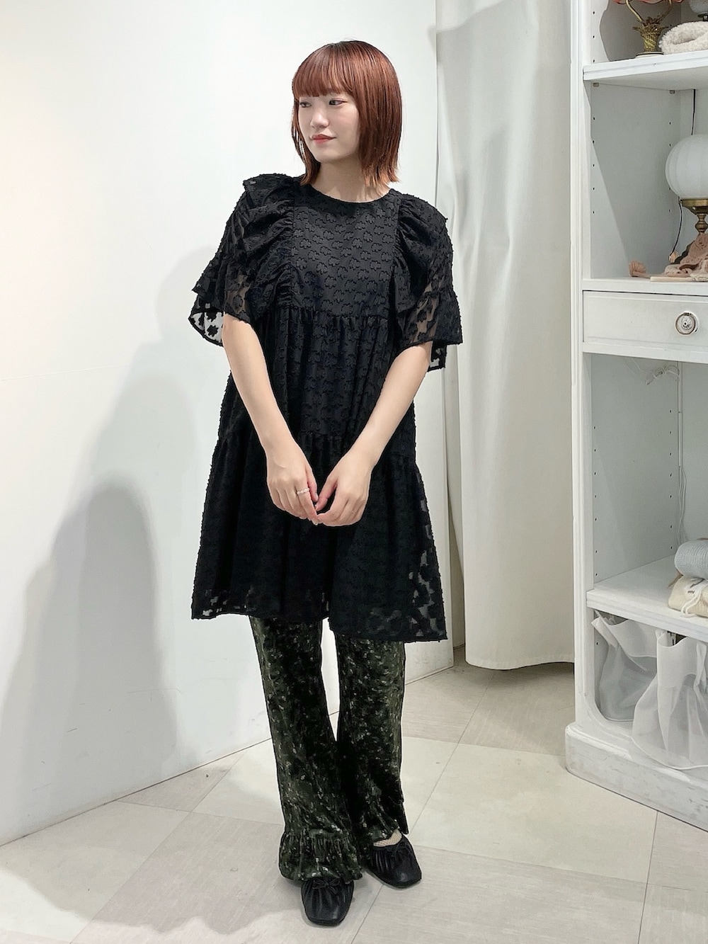 ブラック系のワンピース、グリーン系のスラックス、ブラック系のバレエシューズを着用したレディースの夏コーディネートの2枚目の写真