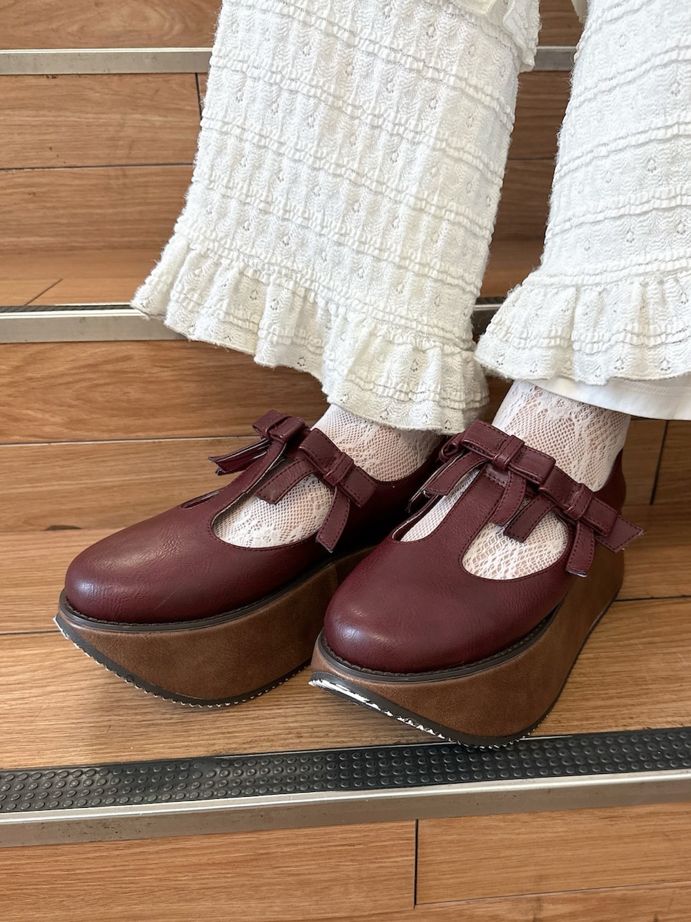 ホワイト系のショルダーバッグ、ピンク系のTシャツ/カットソー、ホワイト系のワンピースを着用したレディースの夏コーディネートの8枚目の写真