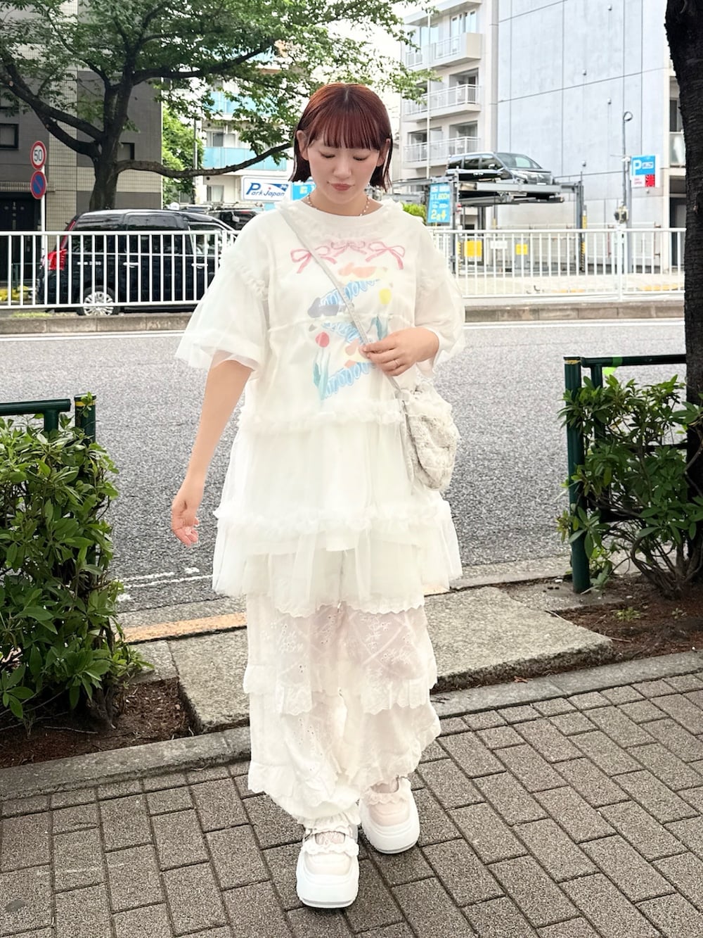 ホワイト系のチュニック、ホワイト系のTシャツ/カットソー、ホワイト系のその他パンツを着用したレディースの春コーディネートの2枚目の写真