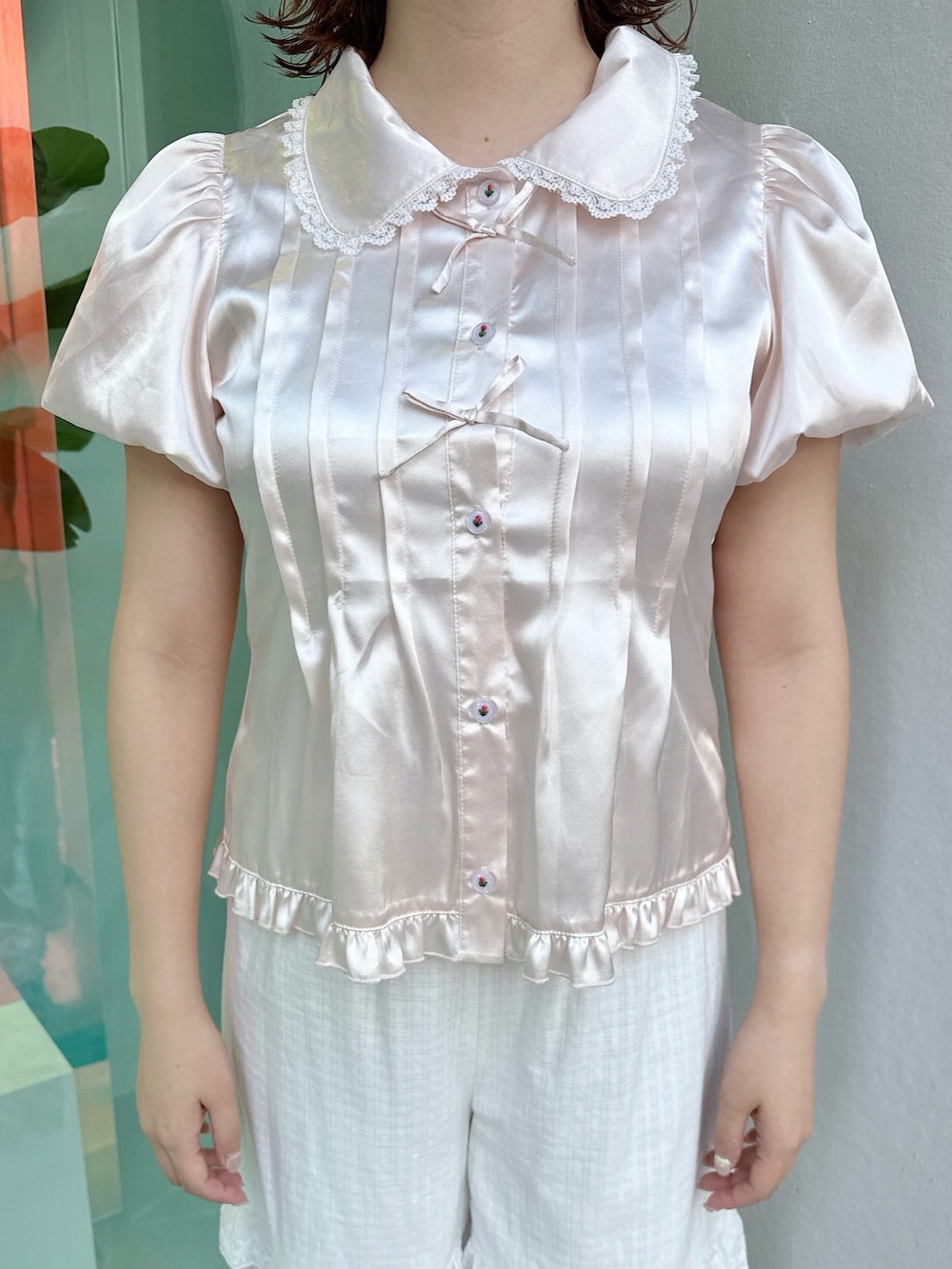 ピンク系のシャツ/ブラウス、ピンク系のバレエシューズ、ホワイト系のその他パンツを着用したレディースの冬コーディネートの5枚目の写真