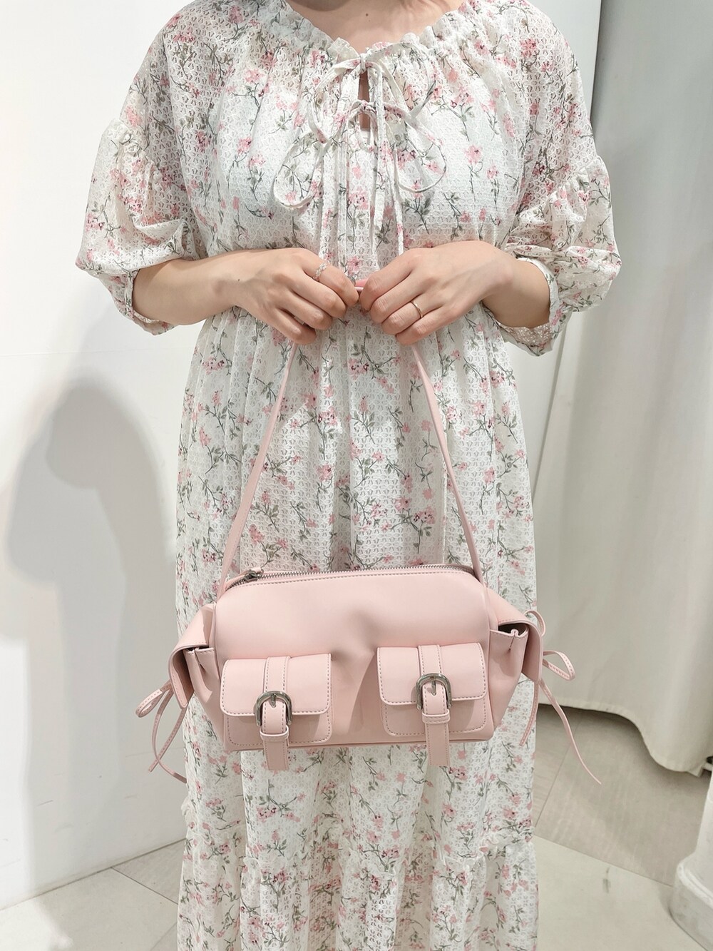 ピンク系のショルダーバッグ、ピンク系のワンピース、ピンク系のローファーを着用したレディースの夏コーディネートの7枚目の写真