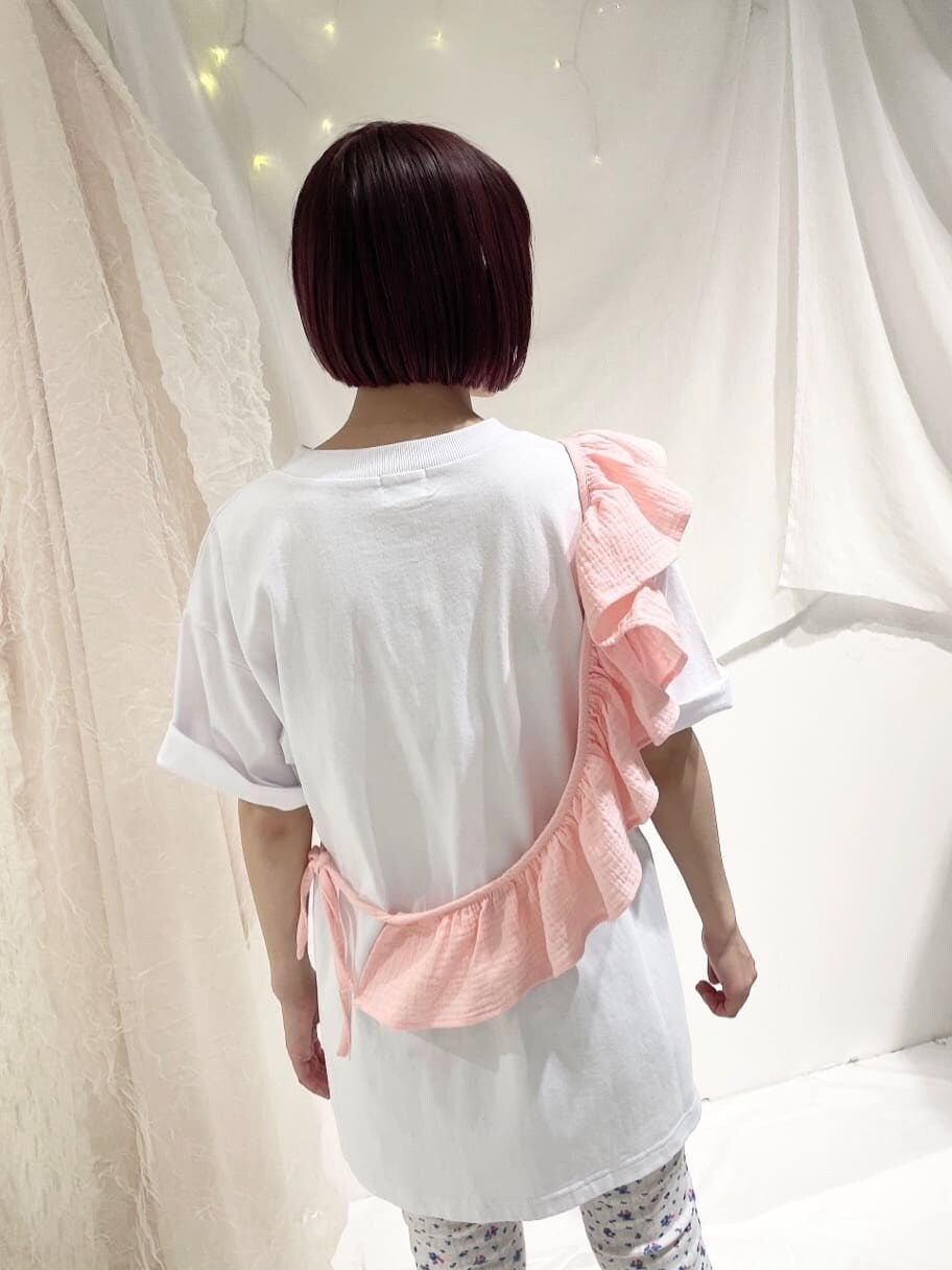 ピンク系のチューブトップ、ホワイト系のその他パンツ、ホワイト系のサンダルを着用したレディースの春コーディネートの4枚目の写真