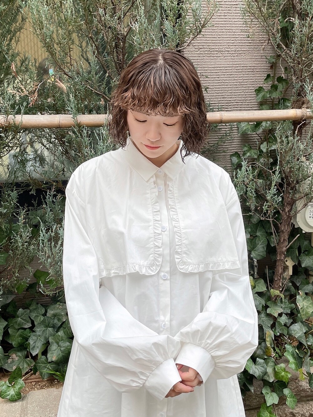 ホワイト系のワンピース、ブルー系のその他パンツ、ホワイト系のトートバッグを着用したレディースの冬コーディネートの8枚目の写真