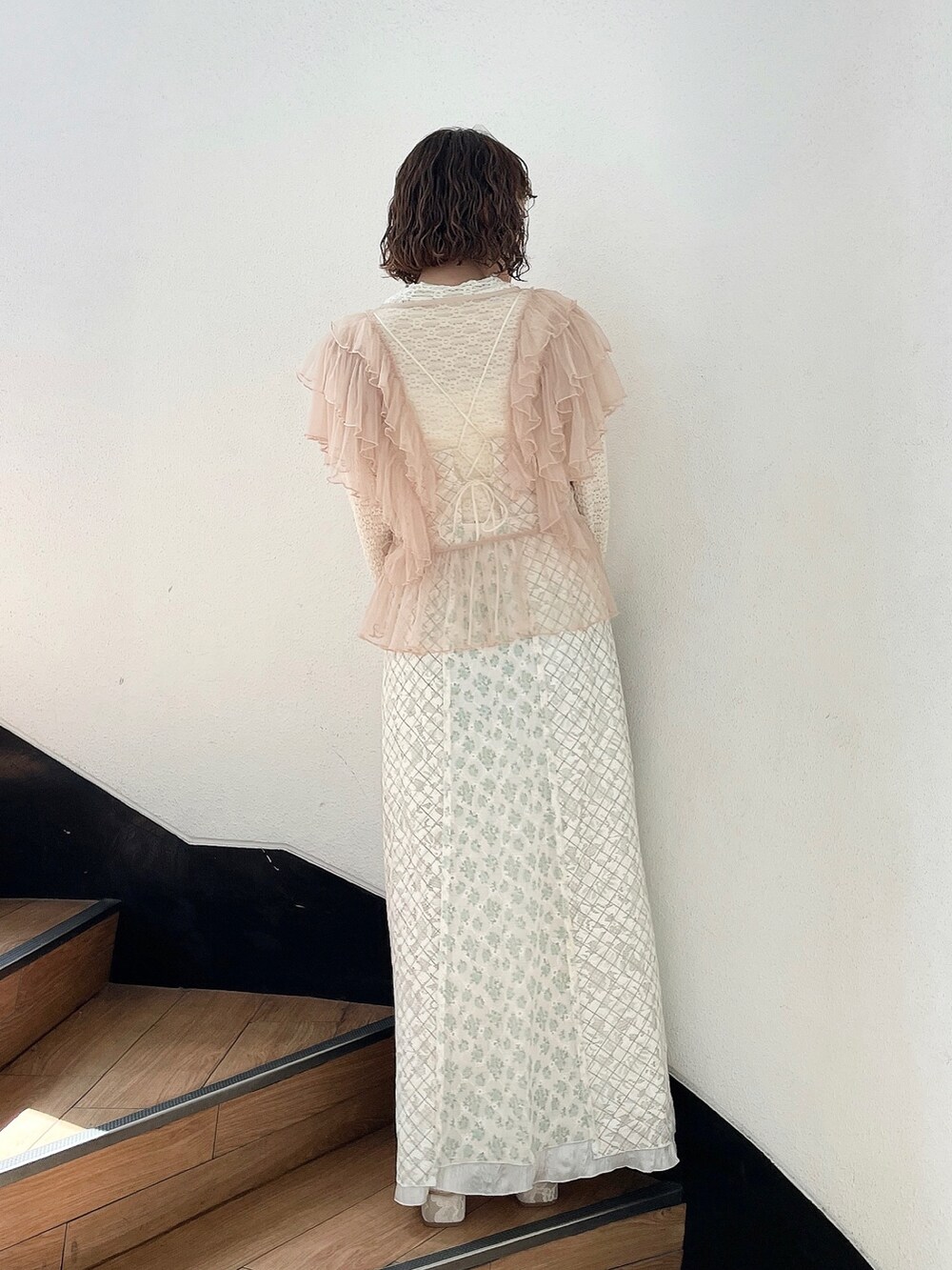 ホワイト系のTシャツ/カットソー、グリーン系のワンピース、ベージュ系のシャツ/ブラウスを着用したレディースの春コーディネートの3枚目の写真