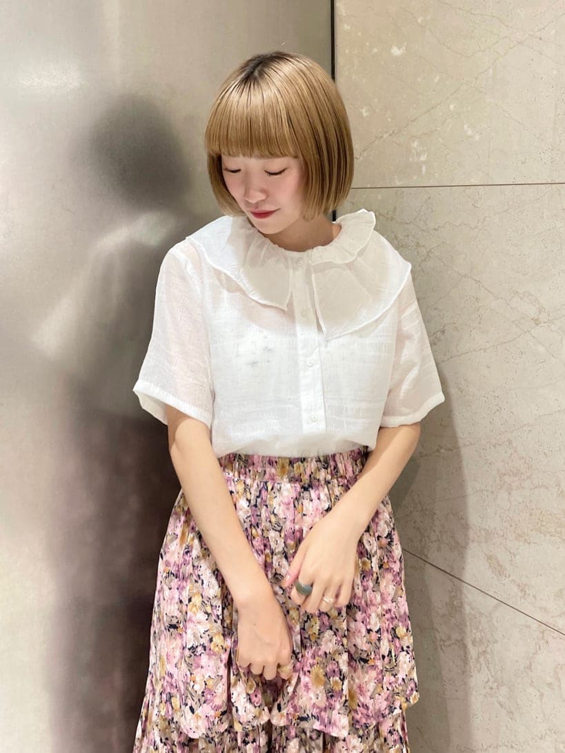 ホワイト系のシャツ/ブラウス、パープル系のキャミソール、ブラウン系のサンダルを着用したレディースの夏コーディネートの2枚目の写真