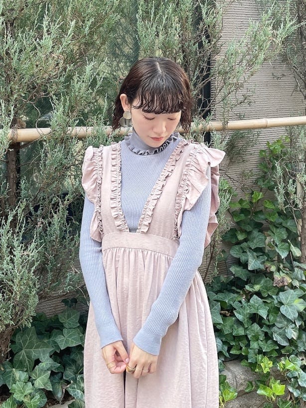 ホワイト系のブーツ、ブルー系のニット/セーター、ホワイト系のナイロンジャケットを着用したレディースの秋コーディネートの6枚目の写真