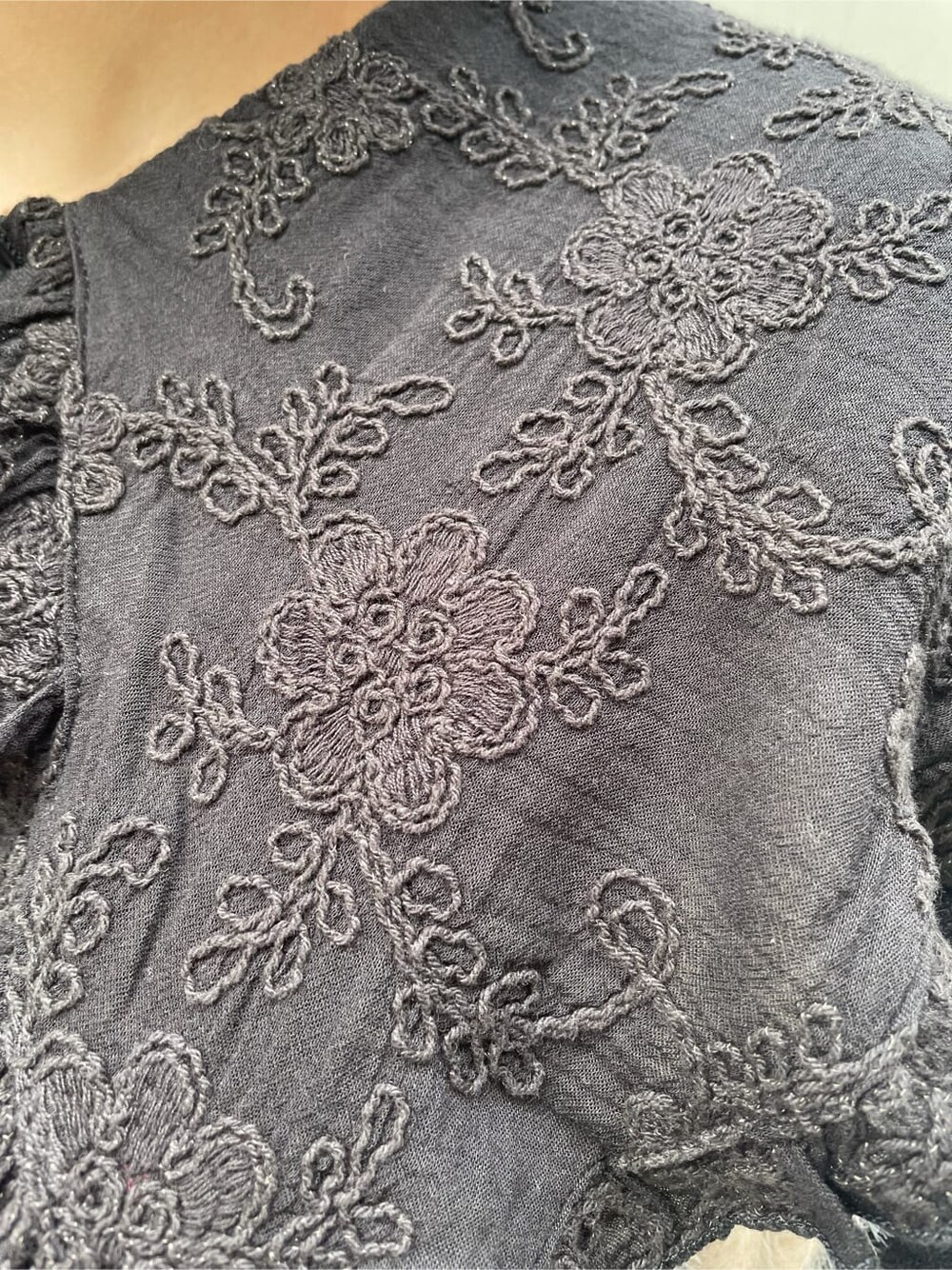 ブラック系のカーディガン/ボレロ、ブラック系のワンピース、ブラック系のその他シューズを着用したレディースの秋コーディネートの8枚目の写真