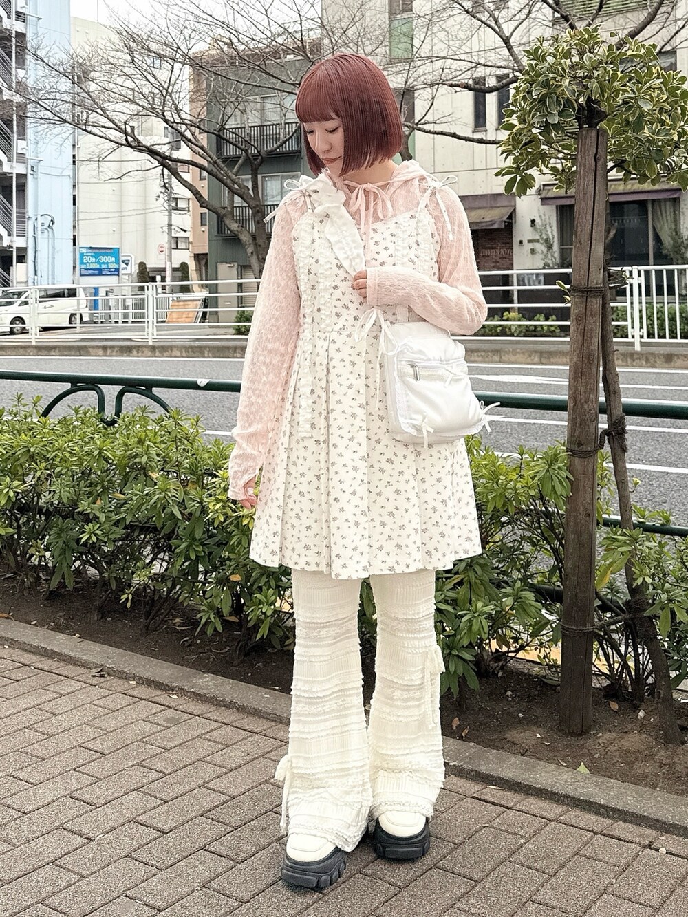 ホワイト系のローファー、ホワイト系のワンピース、ピンク系のTシャツ/カットソーを着用したレディースの春コーディネートの2枚目の写真
