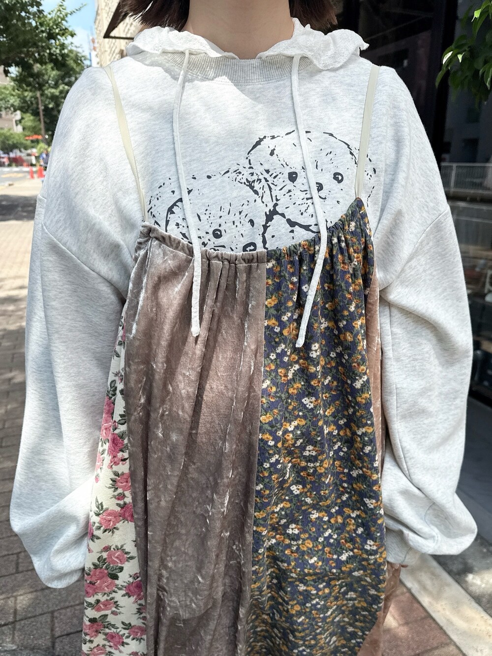ピンク系のワンピース、グレー系のスウェット、ホワイト系のTシャツ/カットソーを着用したレディースの夏コーディネートの8枚目の写真