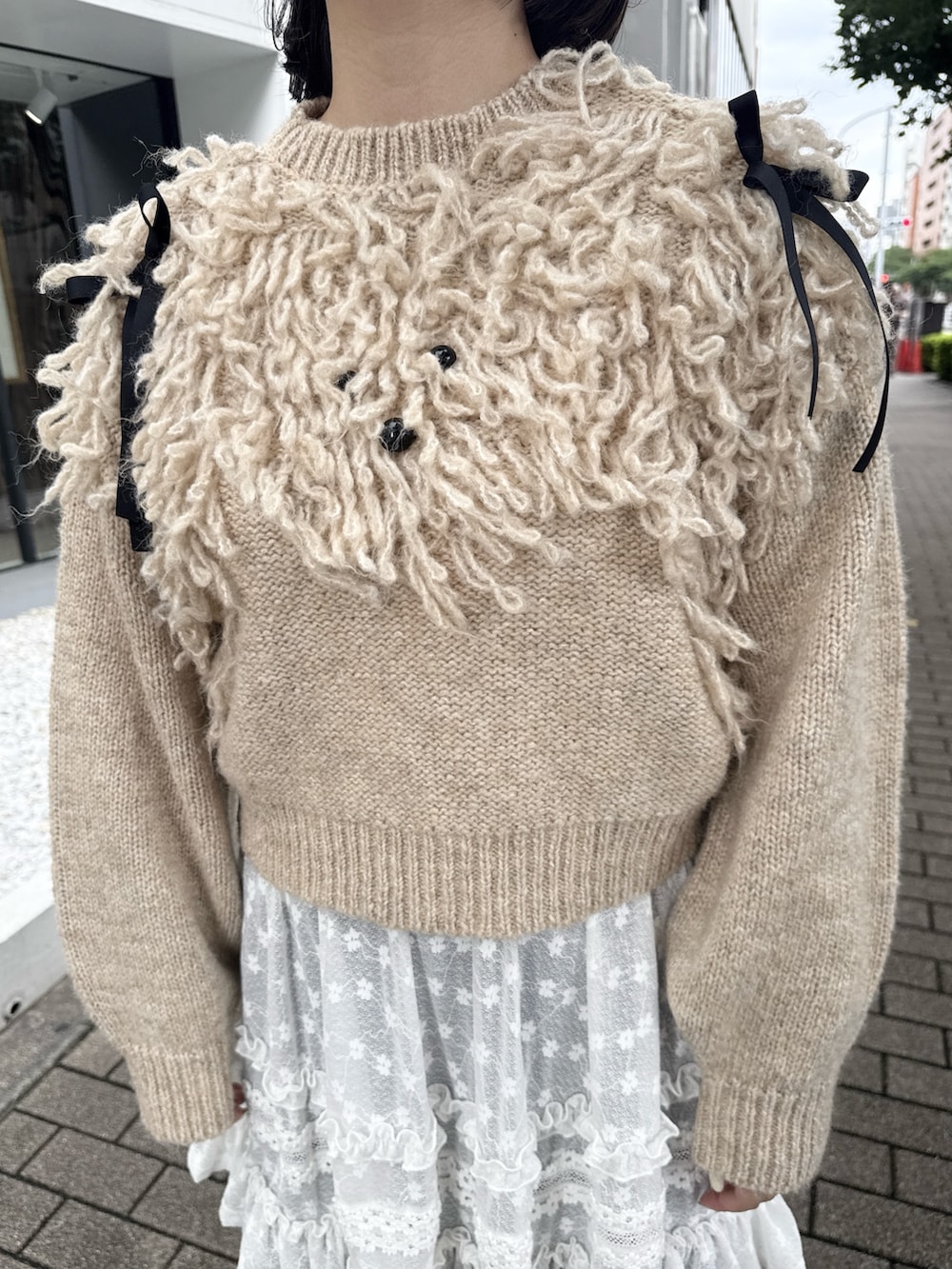 ブルー系のデニムパンツ、ホワイト系のスニーカー、ホワイト系のスカートを着用したレディースの夏コーディネートの4枚目の写真