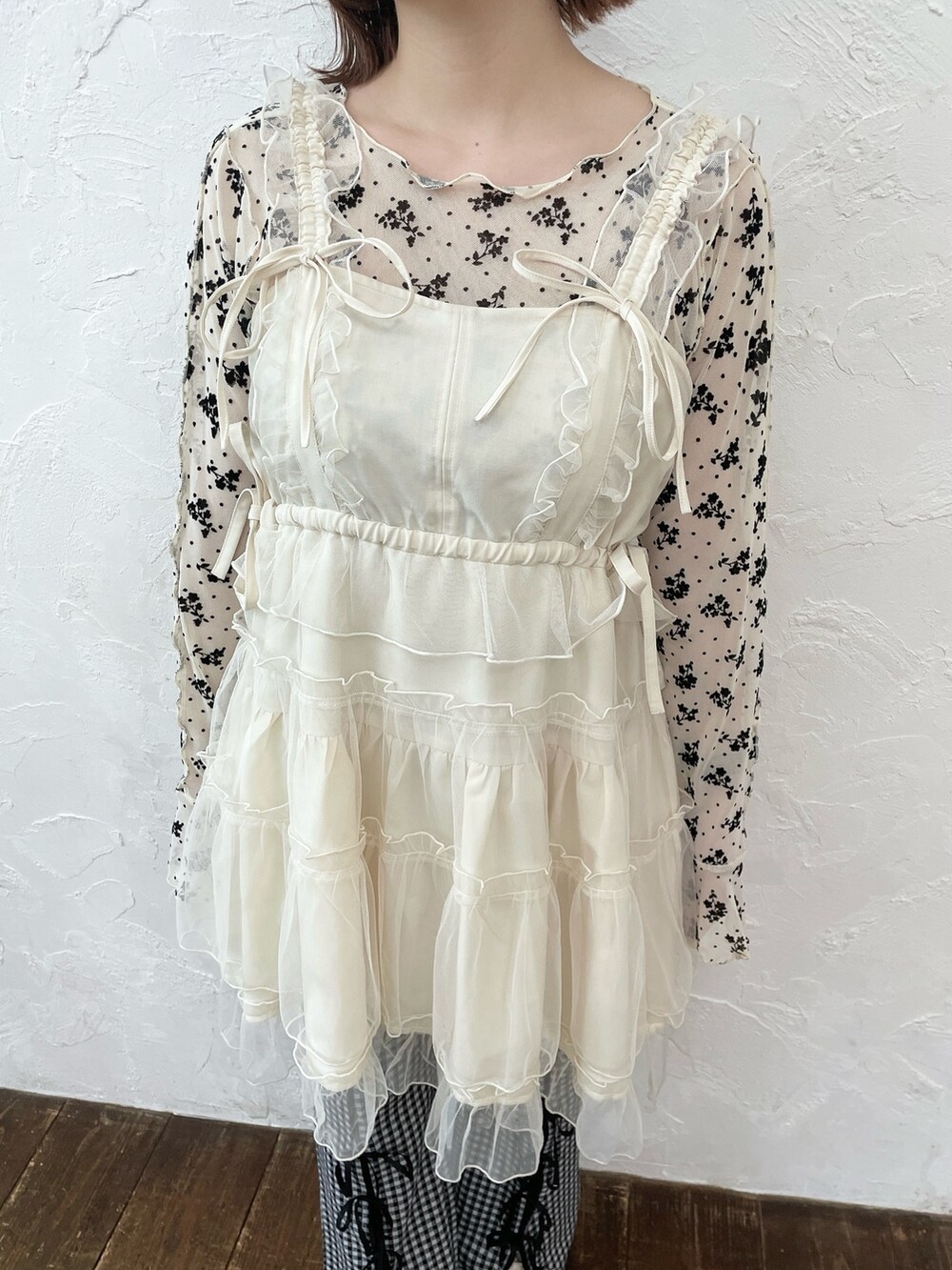 ホワイト系のTシャツ/カットソー、ホワイト系のワンピース、ブラック系のスラックスを着用したレディースの夏コーディネートの7枚目の写真