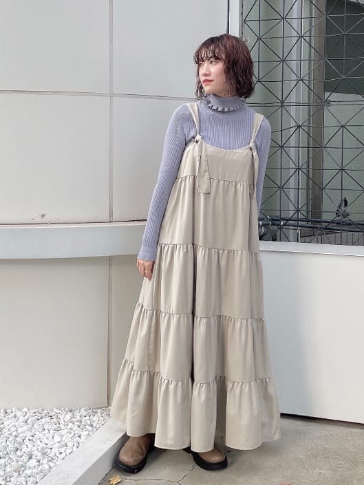 ベージュ系のブーツ、ベージュ系のブーツ、ブルー系のニット/セーターを着用したレディースの秋コーディネートの2枚目の写真