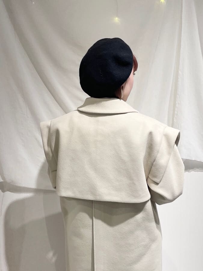 ホワイト系のその他アウター、ホワイト系の付け襟を着用したレディースの秋コーディネートの3枚目の写真