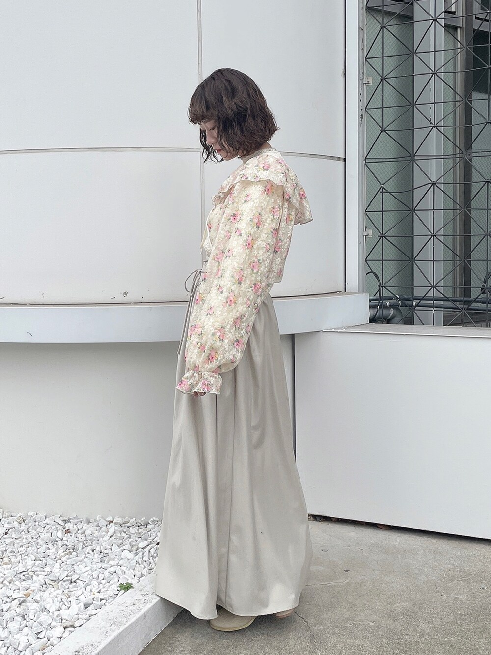 ホワイト系のカーディガン/ボレロ、ホワイト系のTシャツ/カットソー、ベージュ系のスカートを着用したレディースの冬コーディネートの2枚目の写真