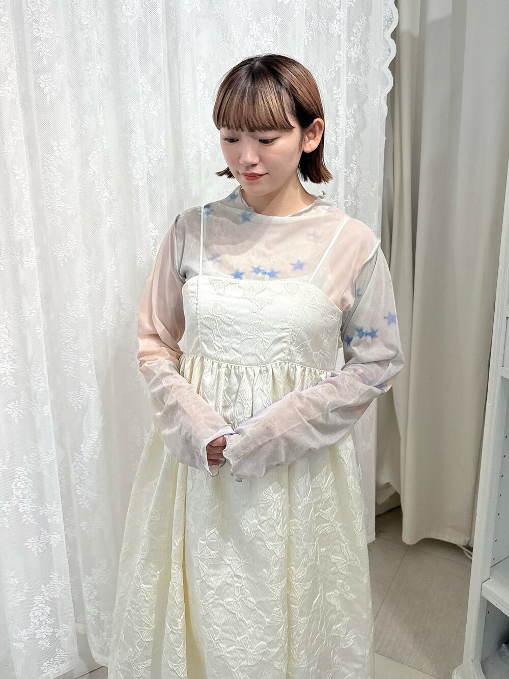 ピンク系のTシャツ/カットソー、ホワイト系のワンピース、ブラック系のパンプスを着用したレディースの夏コーディネートの4枚目の写真