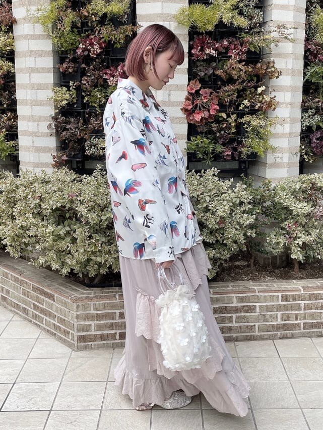 ホワイト系のシャツ/ブラウス、ホワイト系のパンプス、ホワイト系のハンドバッグを着用したレディースの冬コーディネートの4枚目の写真