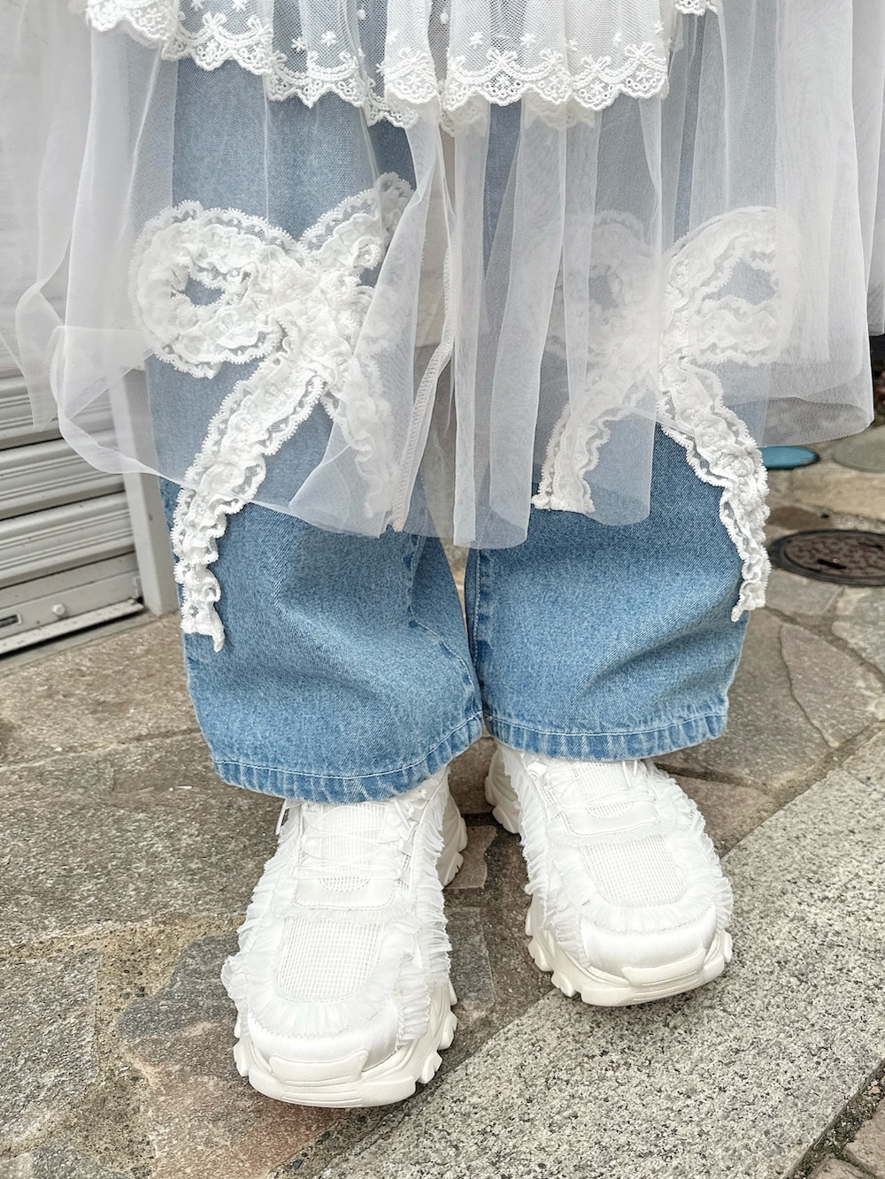 グレー系のショルダーバッグ、ホワイト系のシャツ/ブラウス、ピンク系のスカートを着用したレディースの春コーディネートの8枚目の写真